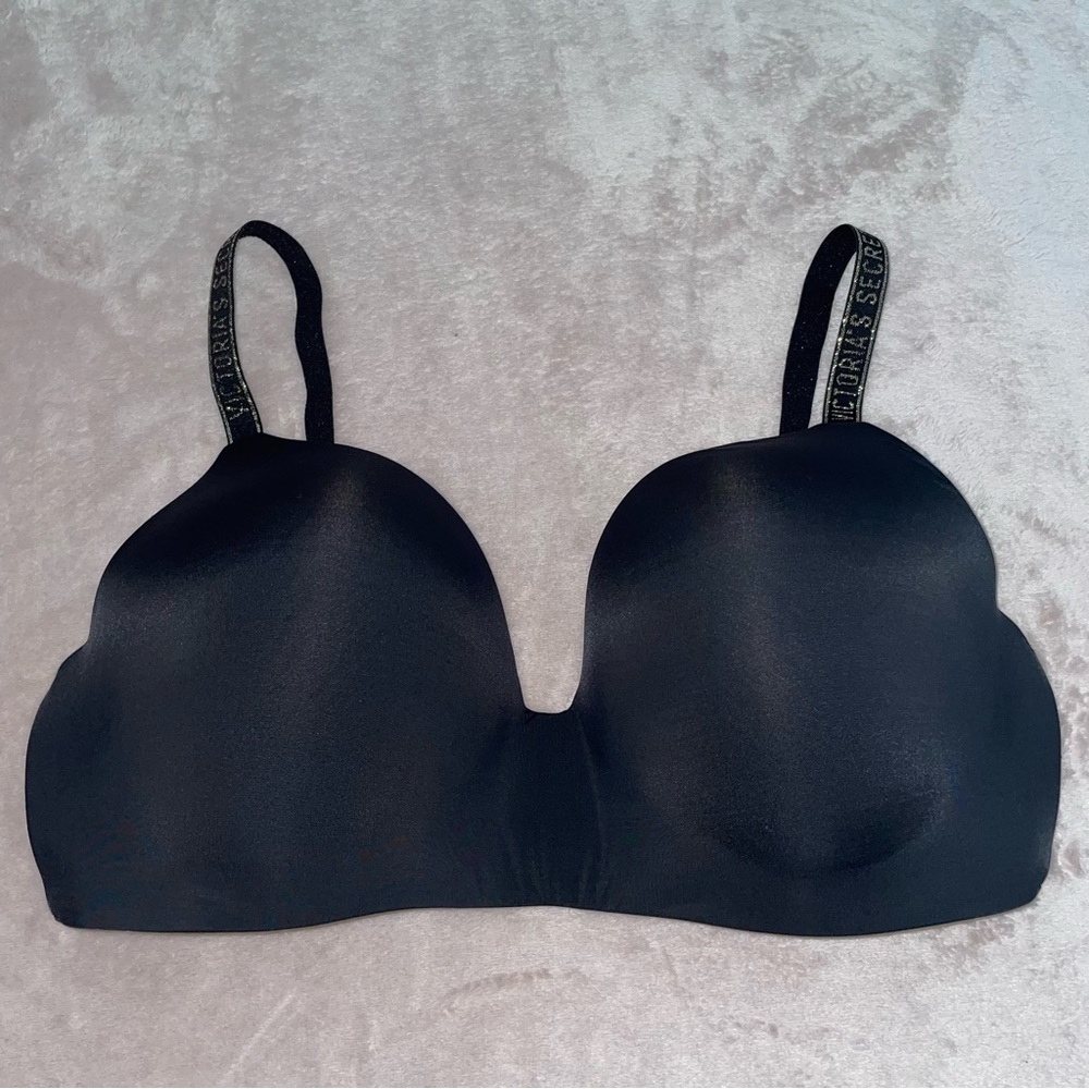 Victoria’s Secret t shirt lightly lined wireless bra size 38DD